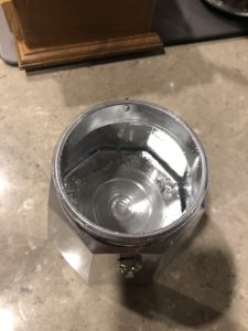 マキネッタに水を入れる